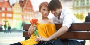 парень ухаживает